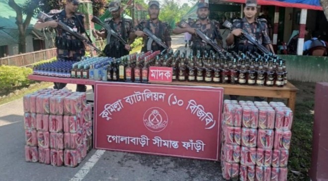 কুমিল্লার গোমতী নদীতে কলাগাছে ভাসিয়ে পাচারের সময় বিপুল মাদক জব্দ